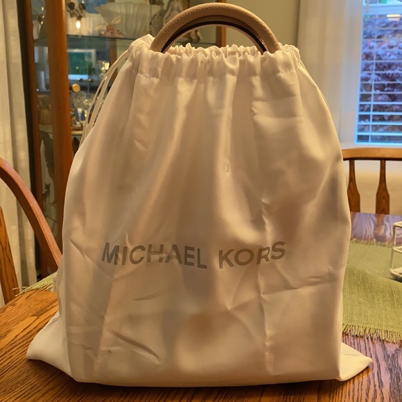 Brand new, never used soft pink Michael Kors bag. - Picture 4 of 5